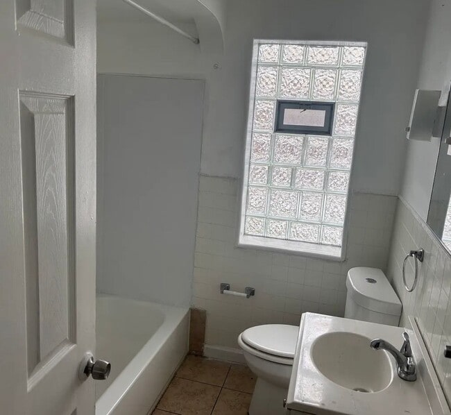 Building Photo - 3 bedroom bungalow~~