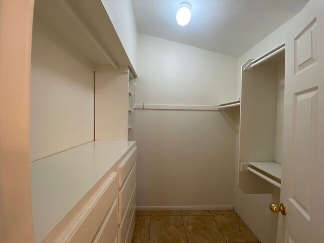 Building Photo - Gorgeous 4 Bedroom, 3 bathroom Home with private Pool!