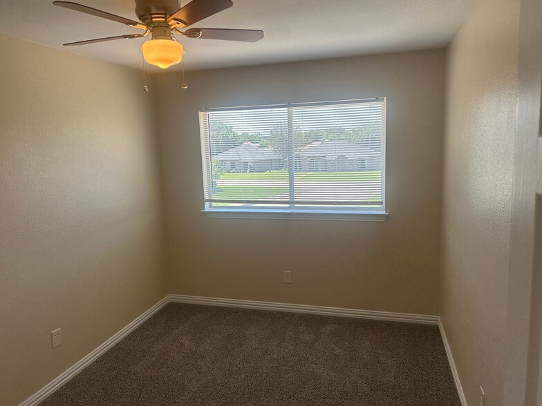 Building Photo - Room in Duplex on Chestnut Ln