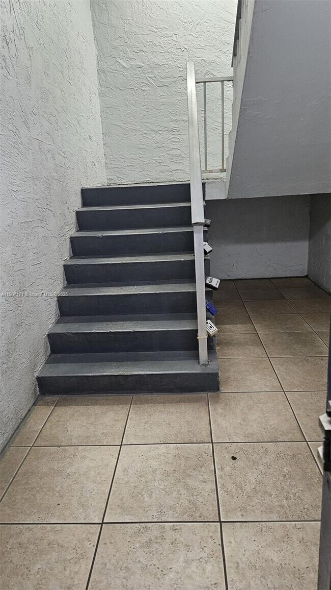 Building Photo - 1720 NW N River Dr