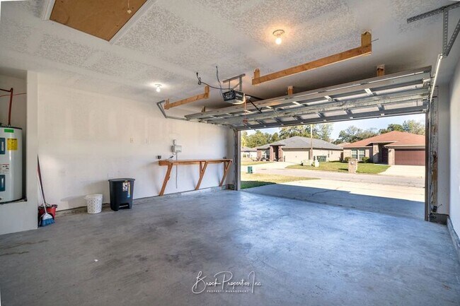 Building Photo - 711 Forgotten Creek Ln