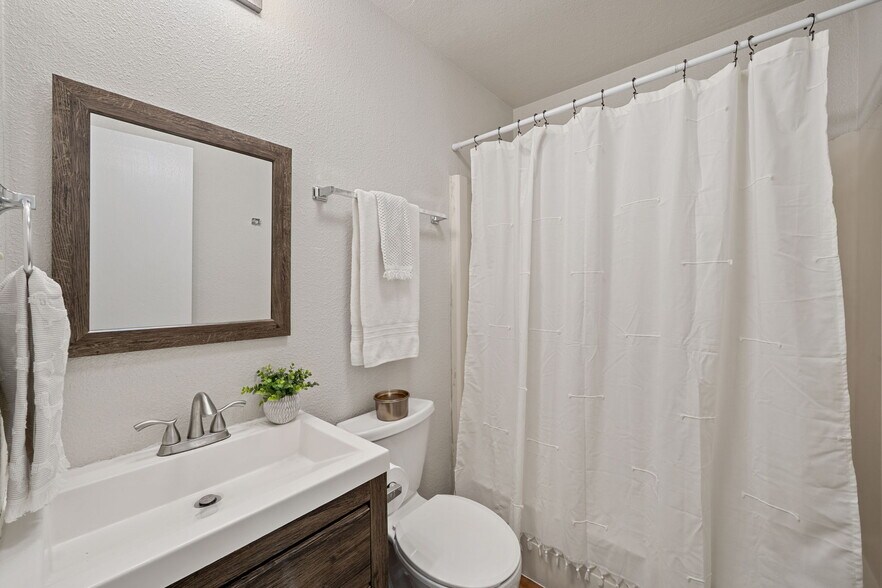 Building Photo - 703 Country Aire Dr