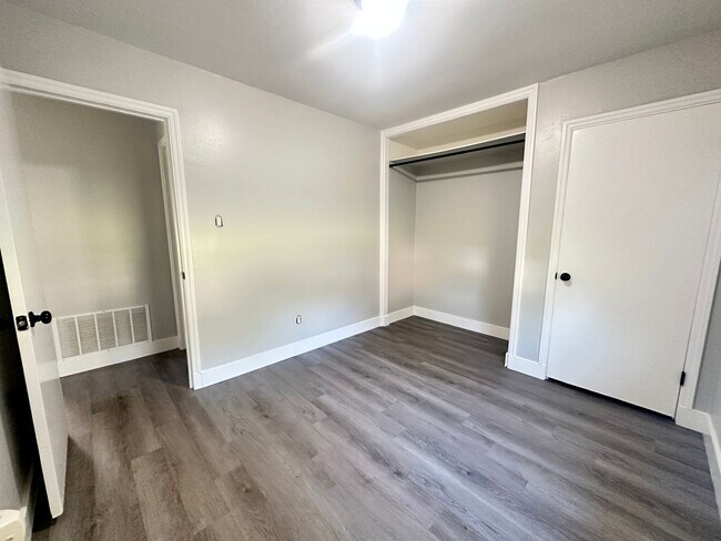 Building Photo - Adorable Starter Home