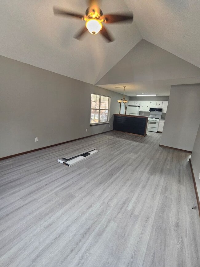 Building Photo - Home in Benton