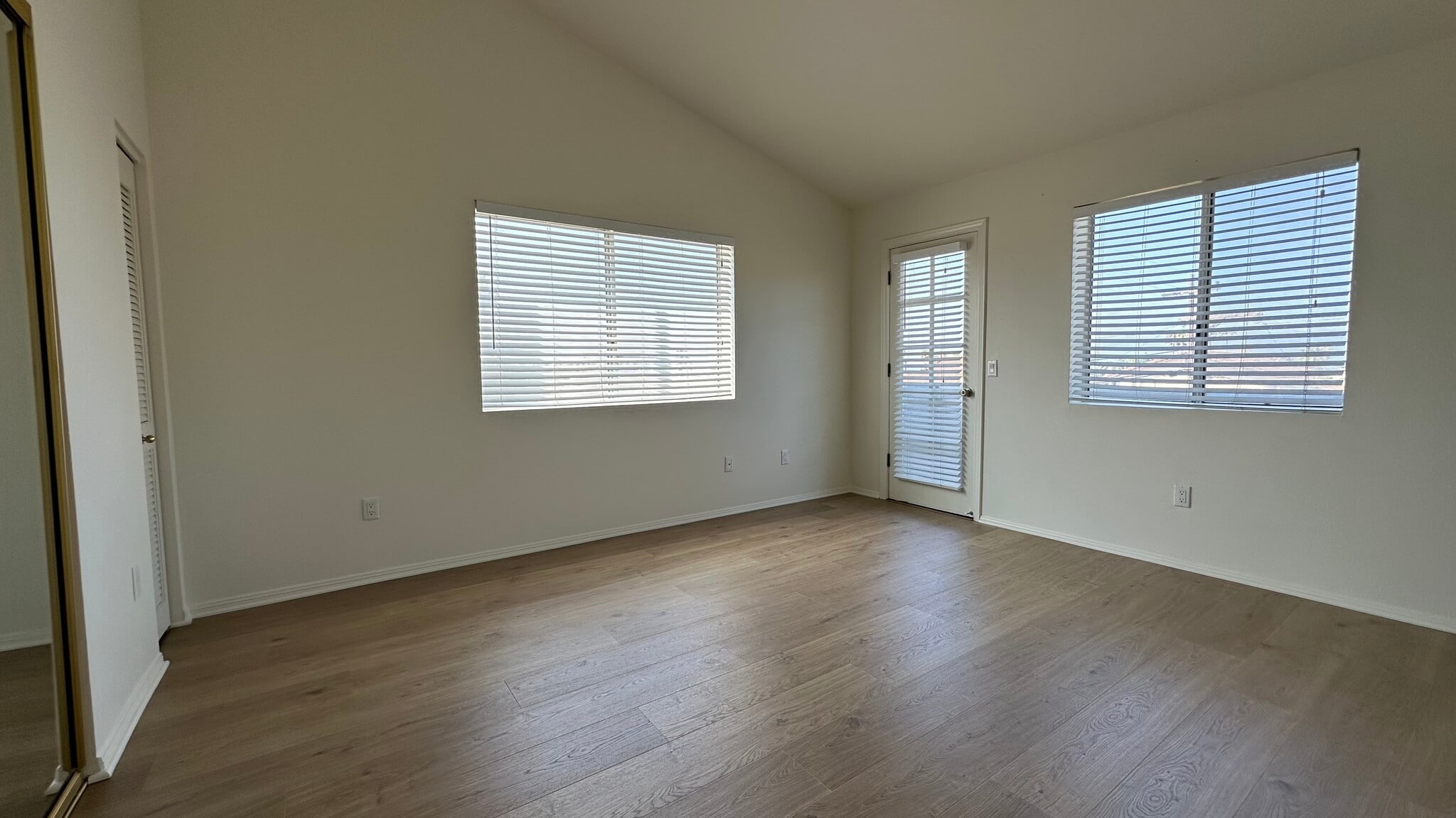 Master bedroom with south/west facing windows and vaulted ceilings. - 939 Sapphire St