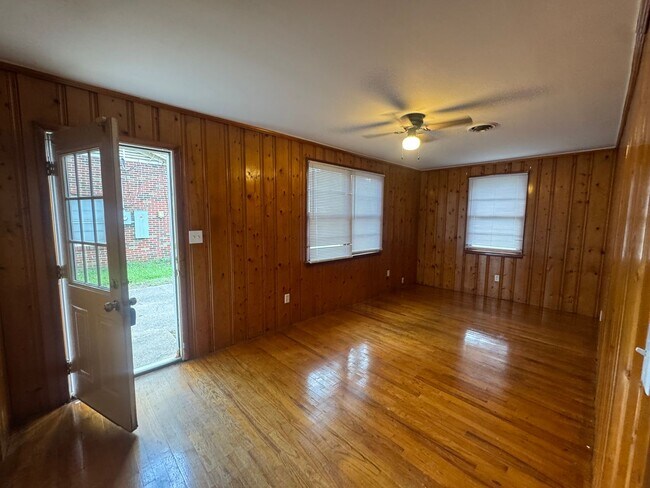 Building Photo - 1143 Lakewood Dr