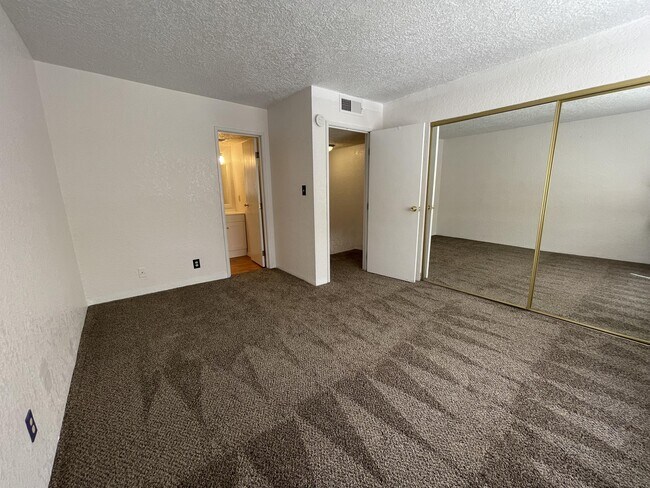 Building Photo - 6041 Sequoia Rd NW