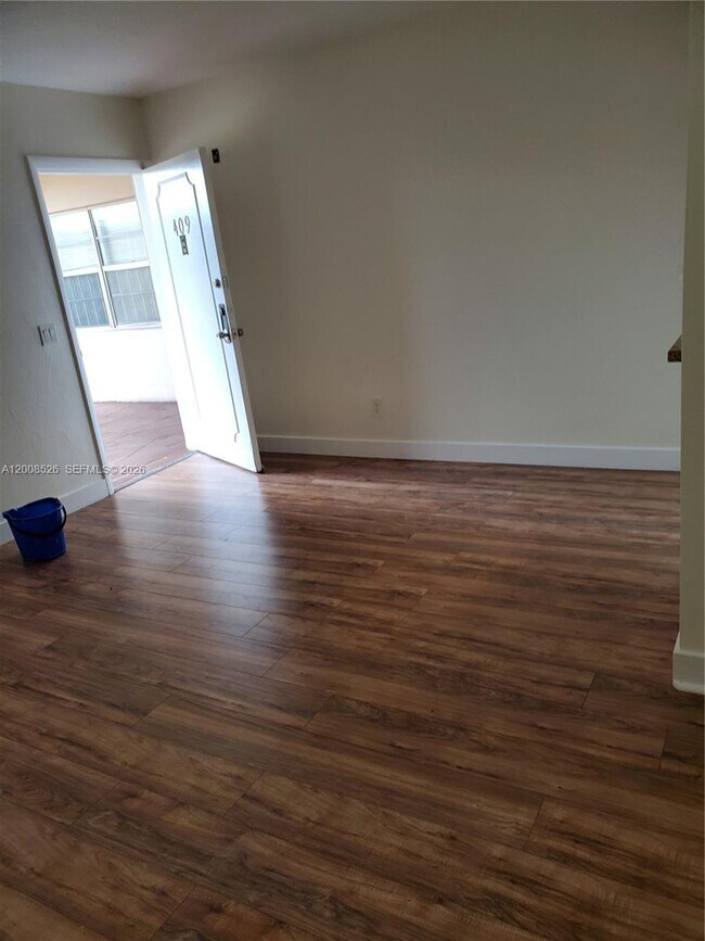 Building Photo - 1230 NE 139th St