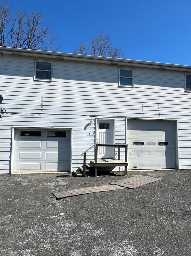 Building Photo - Spacious, bright and newly renovated 2nd-floor apartment available in Bath