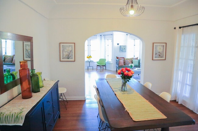 Building Photo - 601 S Sweetzer Ave