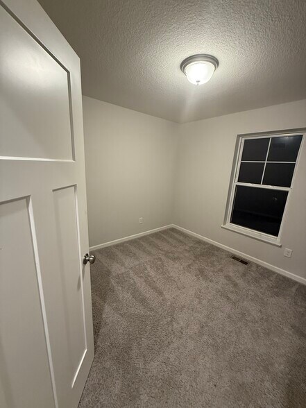 Building Photo - 2862 Lexington Pl N