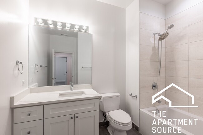 Building Photo - 1356 W Augusta Blvd