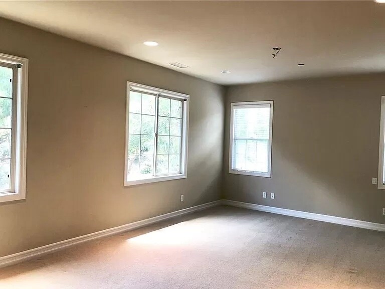 Building Photo - 16 Via Soria