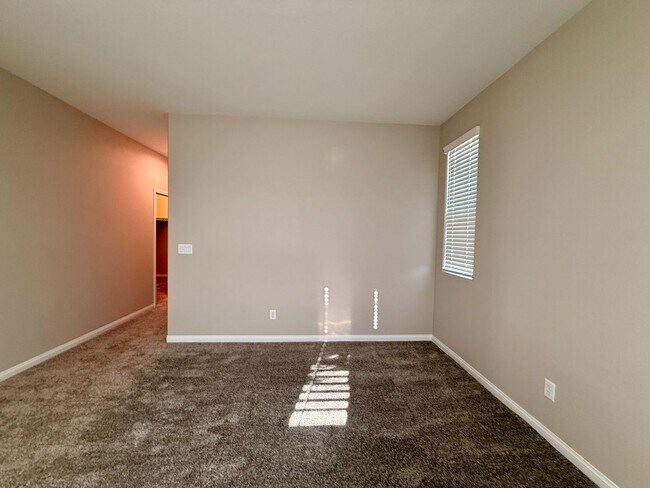Building Photo - 3 BED 2.5 BATH 2 CAR GARAGE MODERN TOWNHOM...