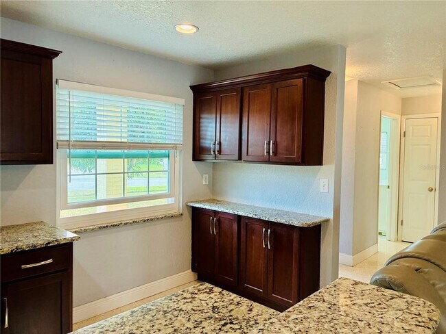 Building Photo - 14025 Yacht Club Blvd