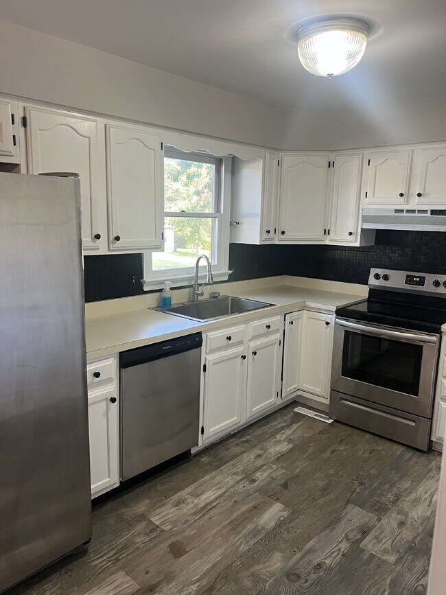 Building Photo - **MOVE-IN SPECIAL** $500 Off of 1st Month's Rent  Charming 3-Bed, 2-Bath Home in Prime Spotsylvan...