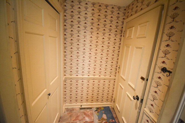 Building Photo - Unique, Conveniently Located, 4 bed 2.5 bath Home For Rent!