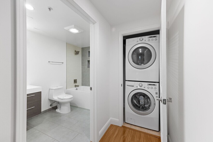 Building Photo - Modern 3 Bed, 2 Bath Condo for Lease – 1,320 Sq Ft – Prime Sherman Oaks Location