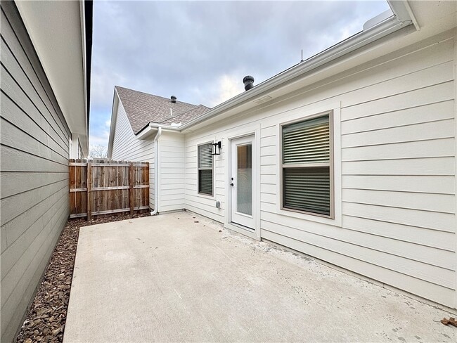 Building Photo - 812 NE Hts Ln