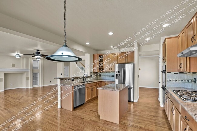 Building Photo - This beautiful 4 bedroom, 3 1/2 bathroom, ...