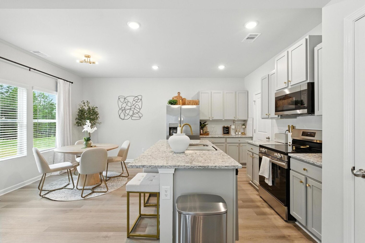 Building Photo - 611 W Vincent Dr