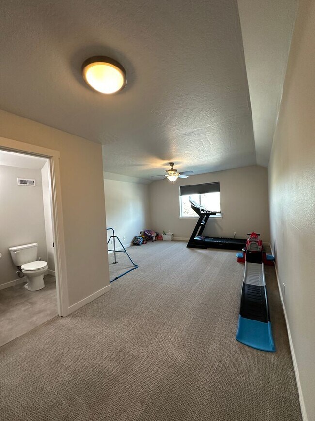 Building Photo - 3 bedroom, 2.5 bath with bonus room in Wes...