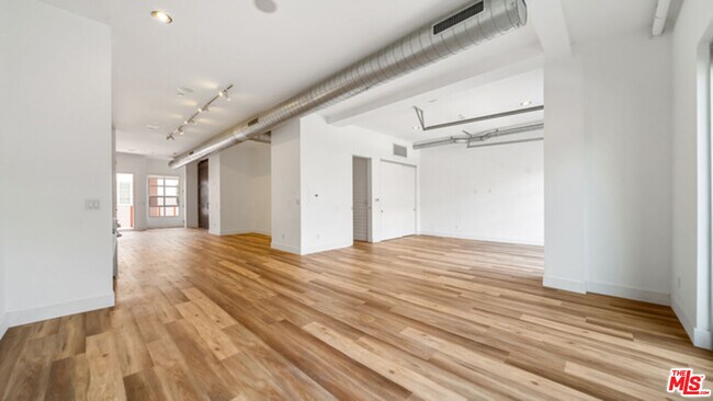 Building Photo - 212 Marine St