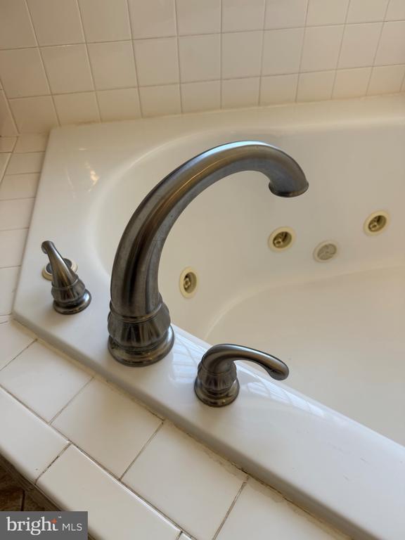 Building Photo - 8 English Oak Cir