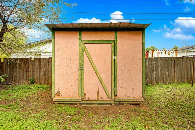 Building Photo - 1913 NW Baldwin Ave