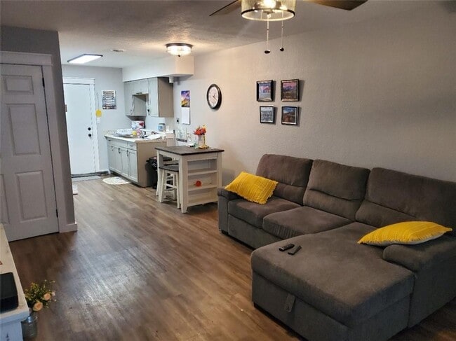 Primary Photo - 722 S Oak Hill St