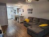 Building Photo - 722 S Oak Hill St