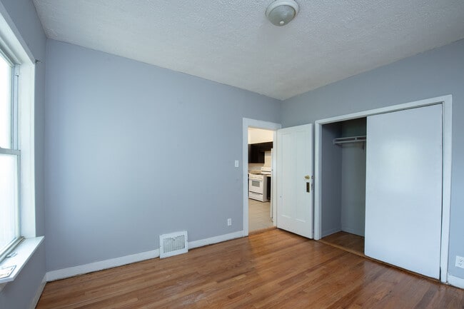 Building Photo - 727 W 117th St