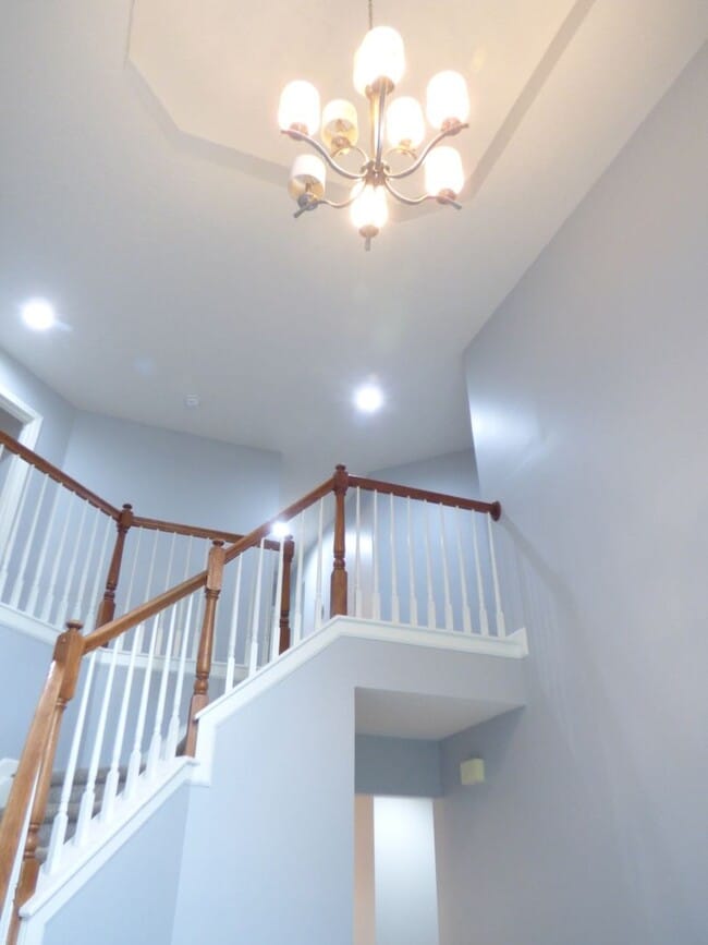 Building Photo - Lovely, Spacious 4 BR House! Vaulted Ceili...