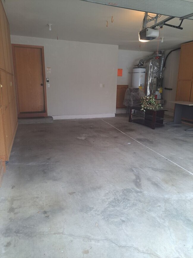 Building Photo - 3 BEDROOM - AC - move in ready