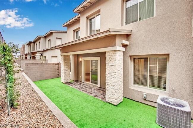 Building Photo - 600 N Carriage Hill Dr