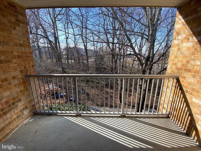 Building Photo - Spacious top-floor garden condo with updat...