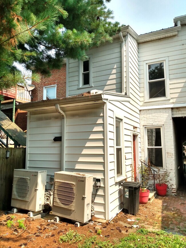 Building Photo - 112 E Washington St