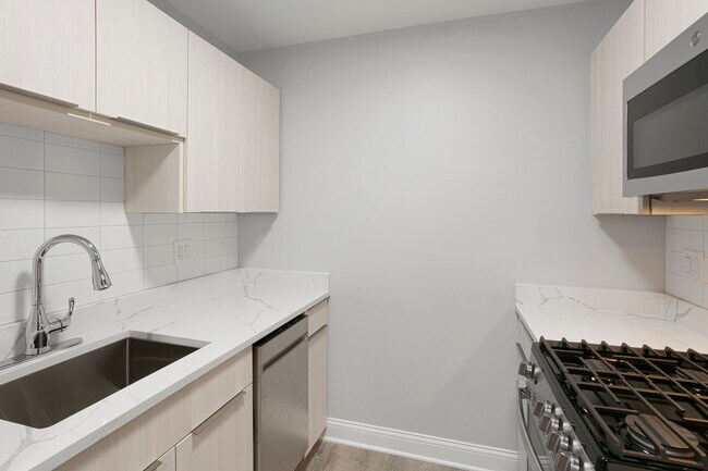 Building Photo - 6201 N Kenmore Ave