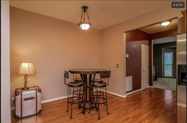 Building Photo - Gorgeous 2 bed townhome in beautiful Franklin