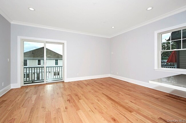 Building Photo - 113 Gainsborg Ave E