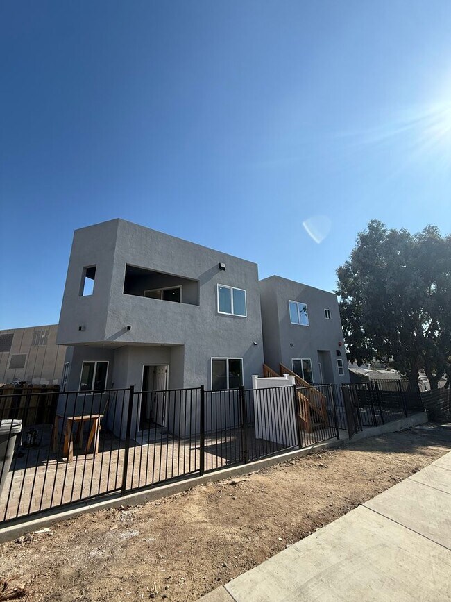 Building Photo - College Ave Triplex