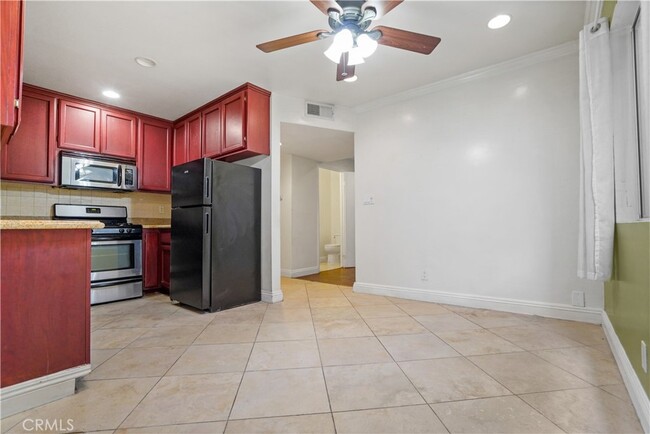 Building Photo - 5217 Satsuma Ave