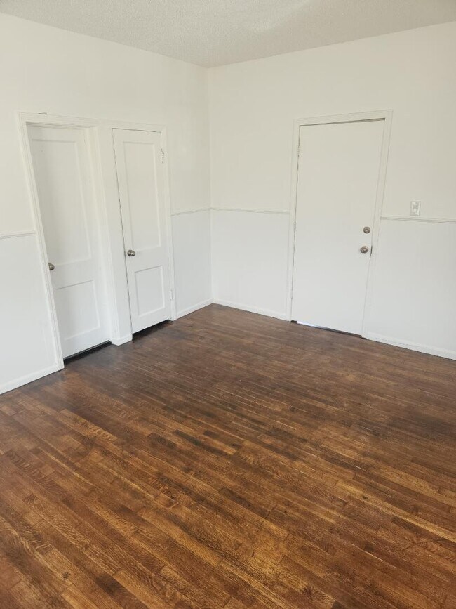 Building Photo - 1223 N Chautauqua Ave