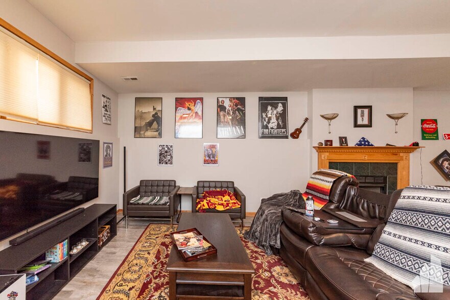 Building Photo - 1403 N Artesian Ave