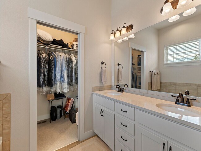 Building Photo - 3-Bedroom 2.5-Bath Townhome Loveland, CO!