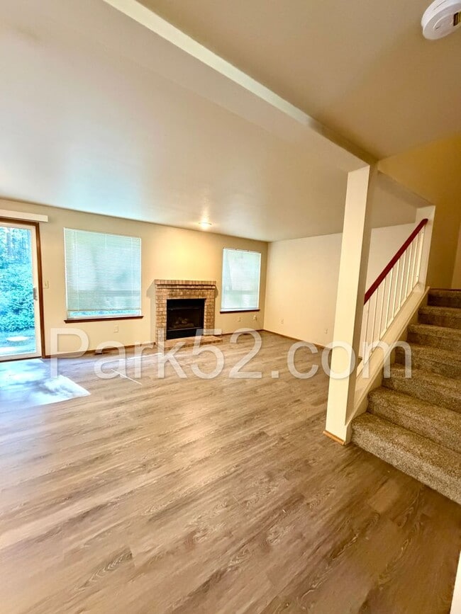 Building Photo - 2 Bedroom Townhome in Gig Harbor - New Flooring!