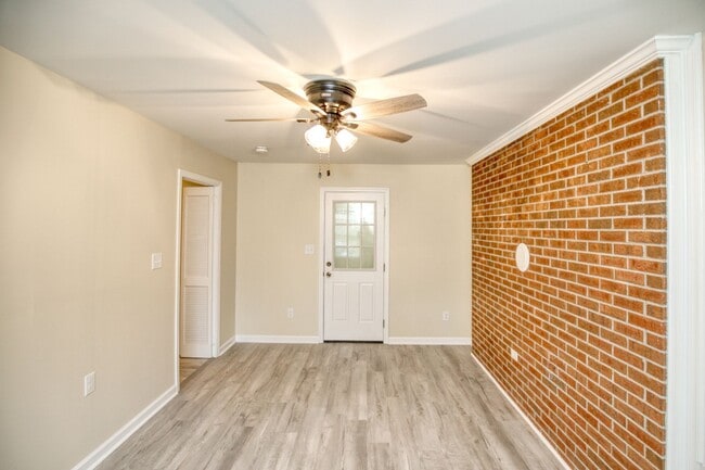 Building Photo - Great Location in Williamsburg!