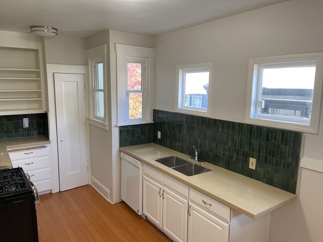 Building Photo - Two Bedroom Home w/ Parking, Private Yard, Laundry + More!