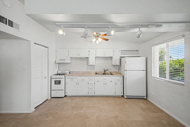 Building Photo - 10606 W Oakmont Dr