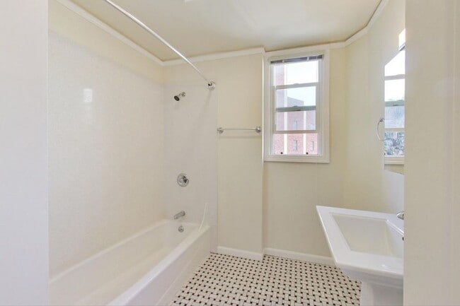 Building Photo - 465 Bellevue Ave